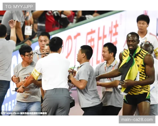 小球迷冲入场内与偶像拥抱,被安保人员带离 小球迷冲入场内与偶像拥抱,被安保人员带离