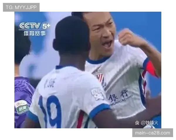 特写：VAR长时间复核后，主裁判亲自观看回放取消点球判罚